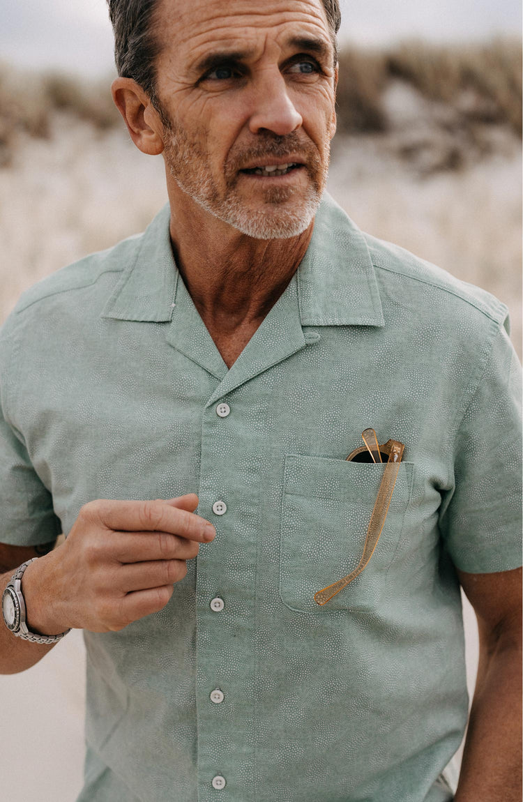 fit model showing off the pockets on The Short Sleeve Hawthorne in Sea Moss Floral