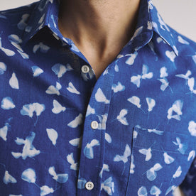 fit model showing off the collar on The Short Sleeve California in Dark Navy Ginkgo