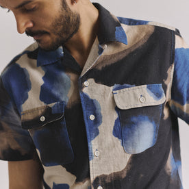 fit model showing off the pockets of The Short Sleeve Carter in Dark Navy Abstract