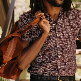 fit model holding a bag wearing The Short Sleeve Hawthorne in Port Shell