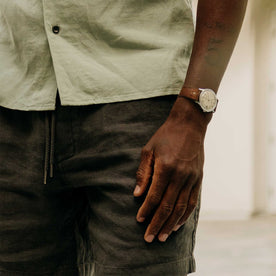 fit model showing off The Apres Short in Faded Black Hemp
